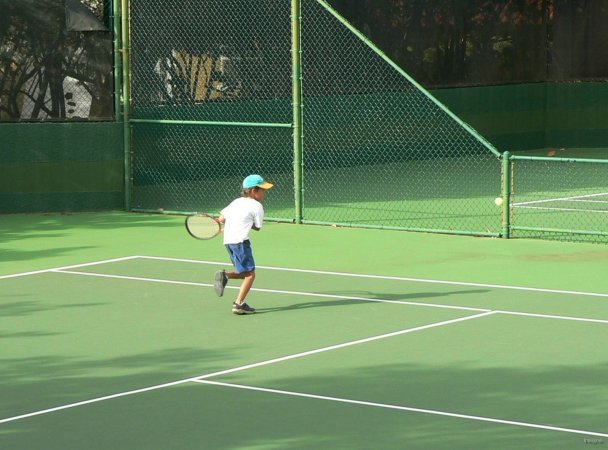 67- Bastien joue au tennis 